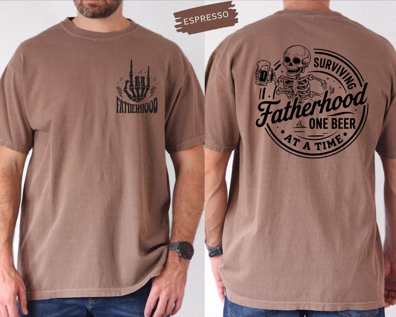 Pu&ograve; includere: T-shirt color espresso con grafica di mano di scheletro e la scritta "Fatherhood" sul davanti. Il retro presenta uno scheletro con una birra e la scritta "Surviving Fatherhood One Beer at a Time."