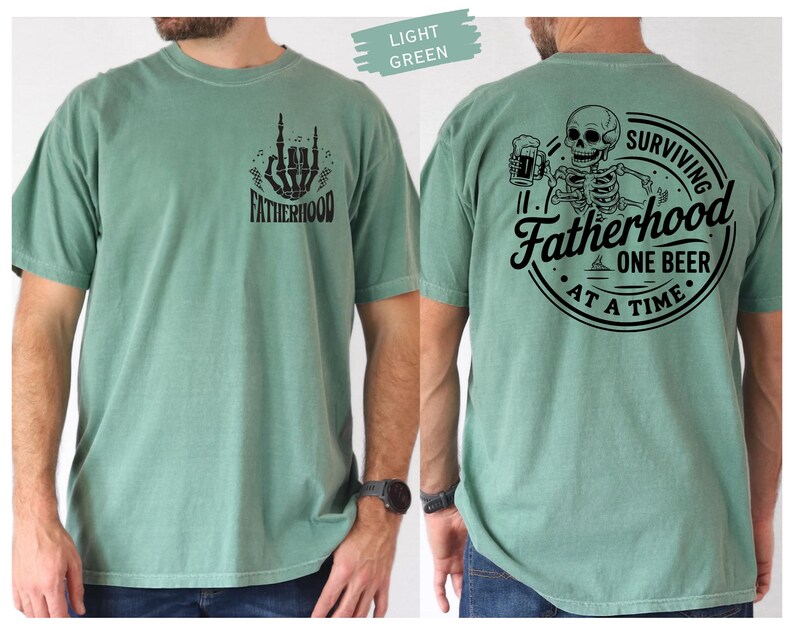 Pu&ograve; includere: T-shirt verde chiaro con grafiche nere. Il davanti presenta una mano di scheletro con la scritta "FATHERHOOD". Il retro presenta uno scheletro che tiene una birra, con la scritta "SURVIVING FATHERHOOD ONE BEER AT A TIME".