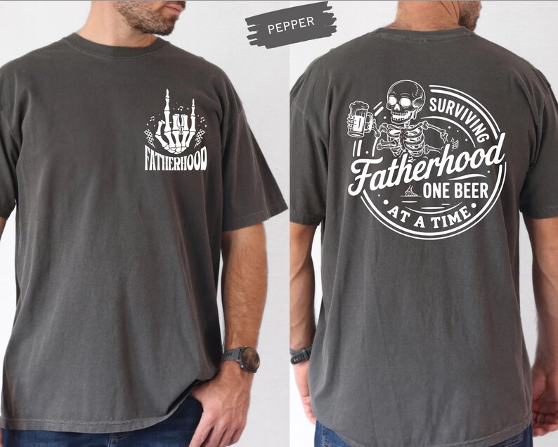 Pu&ograve; includere: T-shirt color pepe con grafiche bianche. La parte anteriore presenta un gesto della mano scheletrica e la parola "FATHERHOOD". Il retro mostra uno scheletro che tiene una birra, con il testo "SURVIVING FATHERHOOD ONE BEER AT A TIME".