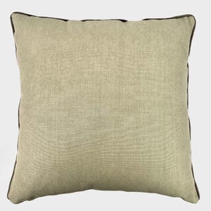Può includere: Cuscino quadrato decorativo in lino beige chiaro con bordatura marrone scuro. Il design minimalista è adatto a vari stili di arredamento. La palette di colori neutri lo rende versatile. Dimensioni: circa 40 cm x 40 cm.