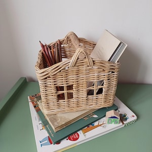 Cesta tejida a mano con forma de "casa" y asa de madera para guardar artículos de papelería, cosméticos, manualidades, juguetes, regalos para bebés y decoración infantil.