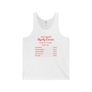 Könnte beinhalten: Weißes Tanktop mit rotem Text "THE FOREVER Hyphy Cousin". Darunter eine Liste mit Attributen wie "LOUD MUSIC" und "BAY VIBES", jeweils zu 100%. Ein lustiges, lässiges Kleidungsstück.