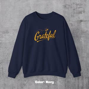 Bluza z nadrukiem Bee Grateful, bluza z okrągłym dekoltem z nadrukiem Thankful Bee, prezent dla miłośnika natury, bluza z napisem Positive Vibes, wesoły sezonowy top, inspirujący, wdzięczny