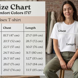 K&ouml;nnte beinhalten: Ein wei&szlig;es Unisex-T-Shirt mit einer Gr&ouml;&szlig;entabelle f&uuml;r Comfort Colors 1717. Die Tabelle zeigt Brust- und L&auml;ngenma&szlig;e in Zoll und Zentimetern f&uuml;r die Gr&ouml;&szlig;en S bis 4XL. Eine Frau tr&auml;gt das T-Shirt, mit Pfeilen, die Brust und L&auml;nge anzeigen.