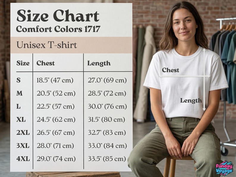 K&ouml;nnte beinhalten: Ein wei&szlig;es Unisex-T-Shirt mit einer Gr&ouml;&szlig;entabelle f&uuml;r Comfort Colors 1717. Die Tabelle zeigt Brust- und L&auml;ngenma&szlig;e in Zoll und Zentimetern f&uuml;r die Gr&ouml;&szlig;en S bis 4XL. Eine Frau tr&auml;gt das T-Shirt, mit Pfeilen, die Brust und L&auml;nge anzeigen.