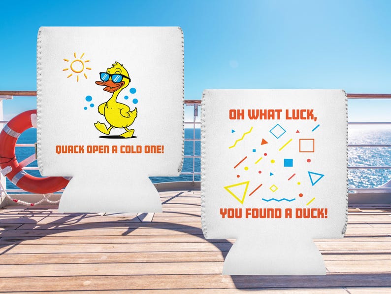 K&ouml;nnte beinhalten: Zwei wei&szlig;e Getr&auml;nkeisolatoren. Einer zeigt eine gelbe Ente mit Sonnenbrille und dem Text "QUACK OPEN A COLD ONE!". Der andere hat bunte geometrische Formen und den Text "OH WHAT LUCK, YOU FOUND A DUCK!"