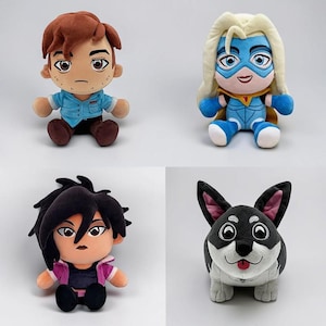 Puede incluir: Cuatro peluches: un niño con una camisa azul, una superheroína, una niña con una chaqueta rosa y un perro negro y gris. Cada peluche tiene un diseño de dibujos animados con rasgos faciales y ropa detallados.