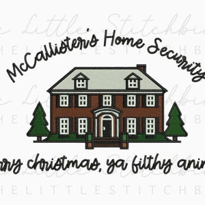 Puede incluir: Diseño bordado con una casa marrón con tejado verde y dos árboles verdes. El texto dice "McCallister's Home Security" y "merry christmas, ya filthy animal!" sobre un fondo blanco.