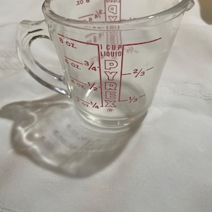 Vinatge PYREX measuring cup