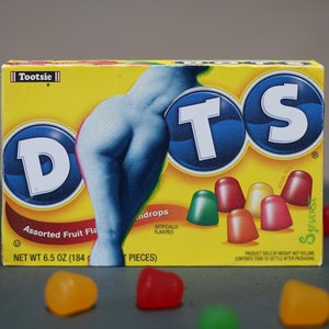 Pintura al óleo sobre una caja de dulces de teatro Dots. Pintura de dulces, estilo pop art.