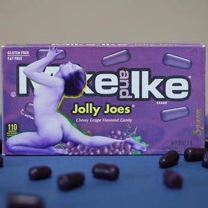 Pintura de figura sobre una caja de dulces del teatro Mike & Ike. Pintura de dulces, arte pop.