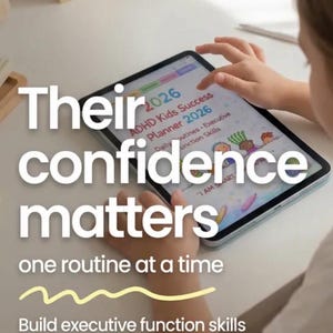 Puede incluir: Una tableta que muestra el texto "ADHD Kids Success Planner 2026" y la frase "Their confidence matters." La imagen tambi&eacute;n incluye el texto "Build executive function skills without overwhelm."
