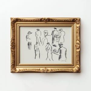 Op de afbeelding: Een ingelijst kunstwerk met een schets van figuren in een gouden, sierlijke lijst. De zwart-witte schets toont verschillende mensen in diverse poses. De lijst heeft een gedetailleerd, vintage ontwerp.