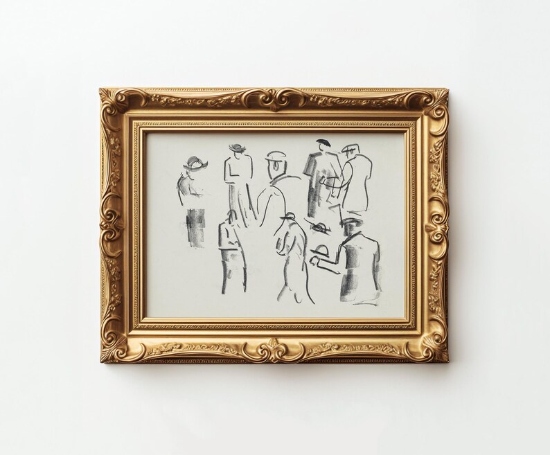 Op de afbeelding: Een ingelijst kunstwerk met een schets van figuren in een gouden, sierlijke lijst. De zwart-witte schets toont verschillende mensen in diverse poses. De lijst heeft een gedetailleerd, vintage ontwerp.