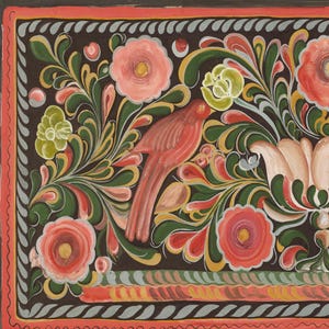 Puede incluir: Un fondo negro con un p&aacute;jaro rojo, hojas verdes y flores rosas y blancas. El dise&ntilde;o est&aacute; pintado en un estilo tradicional de arte popular mexicano.