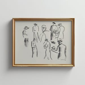 Op de afbeelding: Een ingelijst kunstwerk met een houtskoolschets van verschillende figuren in verschillende poses. De figuren worden weergegeven met eenvoudige lijnen en schaduwen, wat een minimalistische esthetiek cre&euml;ert. De lijst is goudkleurig.