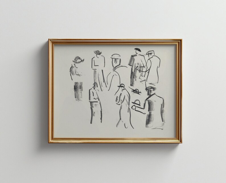 Op de afbeelding: Een ingelijst kunstwerk met een houtskoolschets van verschillende figuren in verschillende poses. De figuren worden weergegeven met eenvoudige lijnen en schaduwen, wat een minimalistische esthetiek cre&euml;ert. De lijst is goudkleurig.