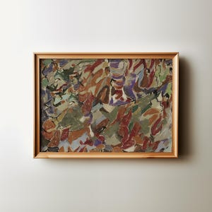 以下が含まれることがあります： 明るい茶色の木製フレームに入った抽象画。このアートワークは、赤、緑、紫、茶色の筆致によるカラフルな構成が特徴です。絵画は白い壁に取り付けられています。