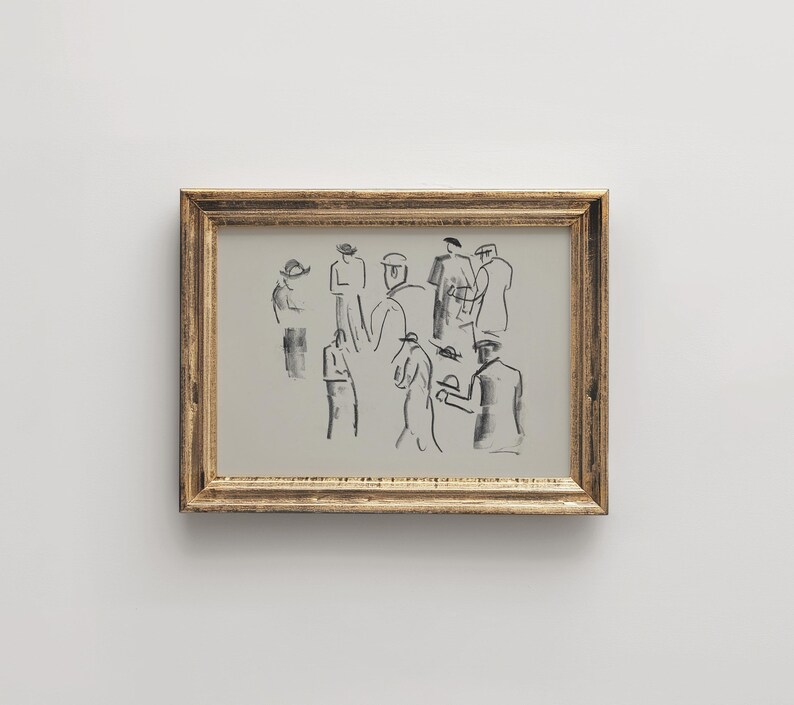 Op de afbeelding: Een ingelijst kunstwerk met een schets van verschillende figuren in donkergrijs op een lichtgrijze achtergrond. Het kunstwerk bevindt zich in een goudkleurige lijst. De figuren zijn afgebeeld met eenvoudige lijnen, wat een menigte of bijeenkomst suggereert.