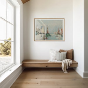K&ouml;nnte beinhalten: Eine Holzbank mit zwei Kissen und einer Wolldecke steht in einer Ecke eines Raumes mit einem gerahmten Gem&auml;lde einer Seest&uuml;ck dar&uuml;ber.