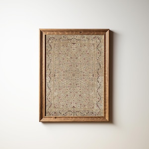 Könnte beinhalten: Ein gerahmter Druck eines Vintage-Teppichs mit einem floralen Muster in Beige-, Braun- und Rottönen.