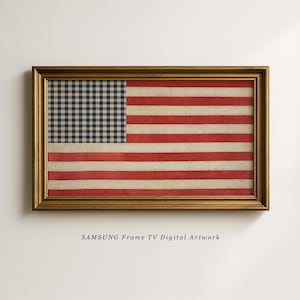 Puede incluir: Obra de arte enmarcada con un diseño vintage de la bandera estadounidense. La bandera tiene rayas rojas y blancas y un patrón de cuadros azules y negros en la esquina superior izquierda. La obra de arte está en un marco de color dorado.