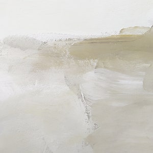 Peut inclure: Peinture abstraite avec un fond blanc et un coup de pinceau brun clair dans le centre sup&eacute;rieur de la toile.