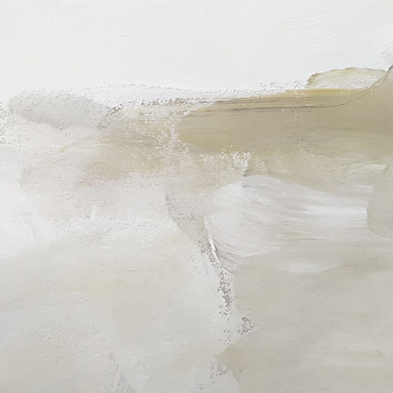 Peut inclure: Peinture abstraite avec un fond blanc et un coup de pinceau brun clair dans le centre sup&eacute;rieur de la toile.