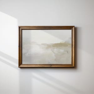 Peut inclure: Une peinture abstraite encadr&eacute;e avec un fond gris clair et de subtiles touches de vert et de brun. La peinture est dans un cadre en bois simple.