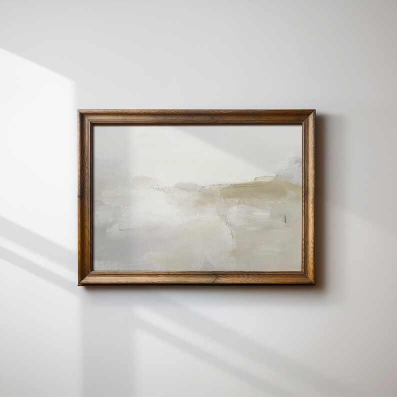 Peut inclure: Une peinture abstraite encadr&eacute;e avec un fond gris clair et de subtiles touches de vert et de brun. La peinture est dans un cadre en bois simple.