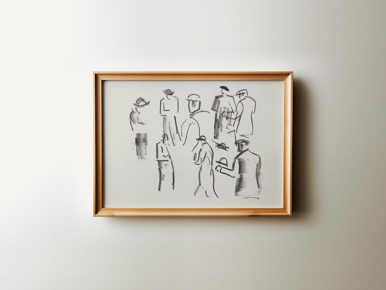 Op de afbeelding: Een ingelijst kunstwerk met een houtskoolschets van verschillende figuren met hoeden en jassen. Het kunstwerk bevindt zich in een lichtgekleurde lijst en is op een witte muur gemonteerd. De figuren zijn afgebeeld met eenvoudige lijnen en schaduwen.