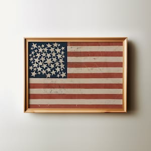 Può includere: Una bandiera americana vintage incorniciata con un aspetto usurato. La bandiera ha 48 stelle in un cerchio nel cantone blu e 13 strisce rosse e bianche. La cornice è in legno e ha una finitura marrone chiaro.