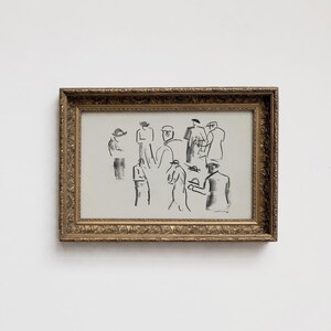 Op de afbeelding: Een antiek ingelijst kunstwerk met een houtskoolschets van verschillende figuren in een openbare ruimte. Het kunstwerk bevindt zich in een vergulde, sierlijke lijst. De figuren zijn afgebeeld in een minimalistische stijl, met eenvoudige lijnen en schaduwen.