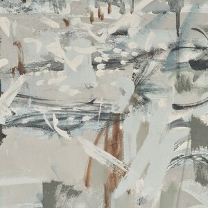 Op de afbeelding: Abstract schilderij met penseelstreken in grijstinten, bruin en blauw. Het schilderij heeft een textuur.