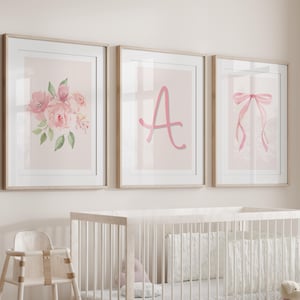 Set van 3 aangepaste roze coquette strik aquarel muurkunst met initialen | Muurdecoratie babymeisje kinderkamer | Afdrukbare kunst slaapzaal | Roze monogram