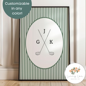 Puede incluir: Un estampado enmarcado con temática de golf con borde negro. El fondo presenta rayas verticales verdes y blancas. Un óvalo en el centro muestra palos de golf cruzados y las letras "J", "G" y "K". El texto "¡Personalizable en cualquier color!" está en un círculo verde.