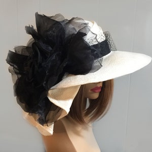 Kentucky Derby-hatt: Handgjord parasitisk stråhatt med svart blomma, "Sonya" bild 2