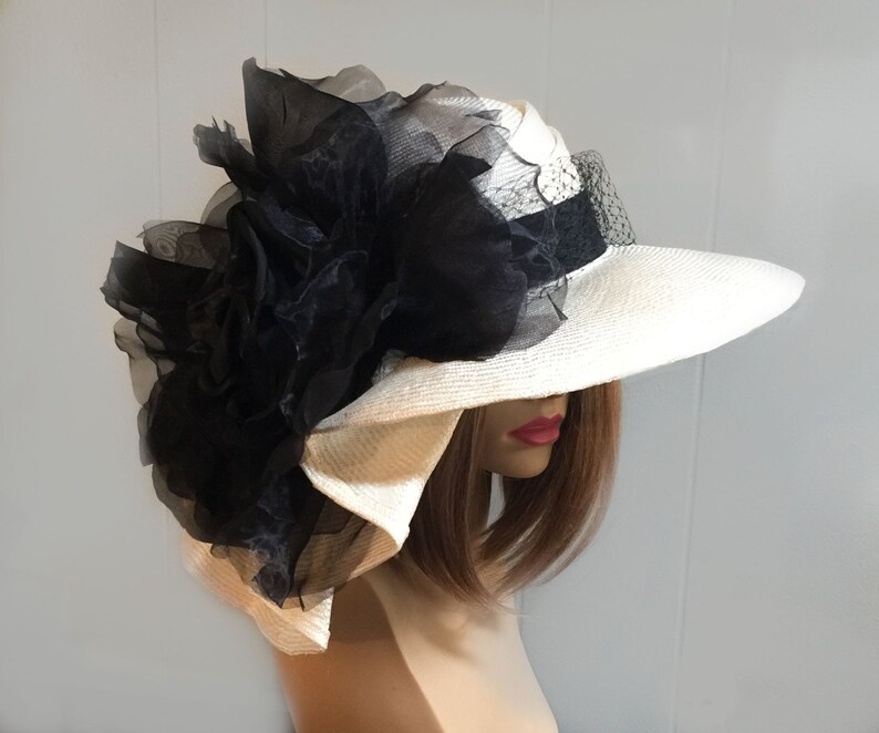 Kentucky Derby-hatt: Handgjord parasitisk stråhatt med svart blomma, "Sonya" bild 2