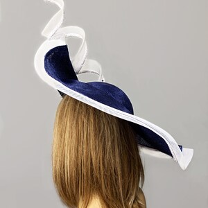 Tracy, sombrero Kentucky Derby, sombrero de verano fascinador parasisal, sombrero de paja, sombrero de millinery para mujer, azul marino y blanco imagen 3