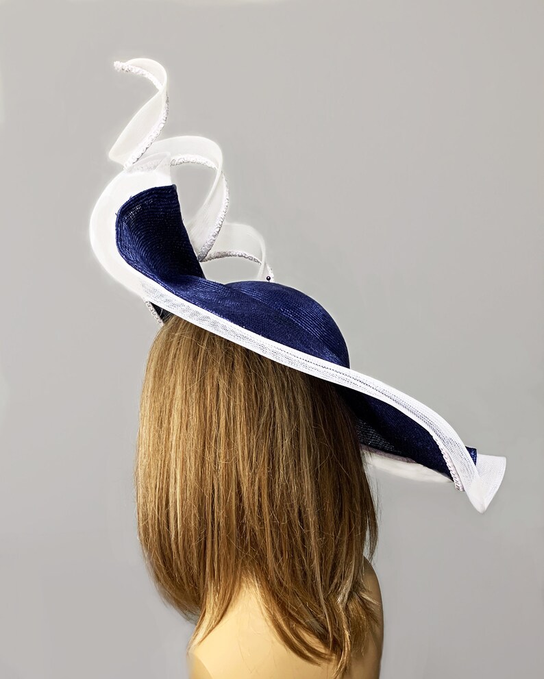 Tracy, sombrero Kentucky Derby, sombrero de verano fascinador parasisal, sombrero de paja, sombrero de millinery para mujer, azul marino y blanco imagen 3