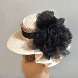 Kentucky Derby-hatt: Handgjord parasitisk stråhatt med svart blomma, "Sonya" bild 4