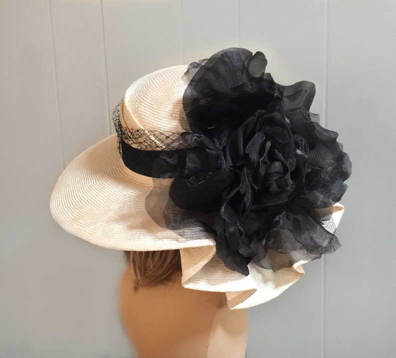 Kentucky Derby-hatt: Handgjord parasitisk stråhatt med svart blomma, "Sonya" bild 4