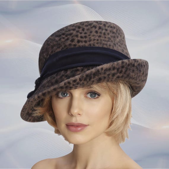 VTG Women\'s Fur Felt Animal Print Cloche Hat Fedora‎ Ribbon Feathers Millenery Grace Cloche Style Hat - Linen in Coral - Pandemonium  main image 4
