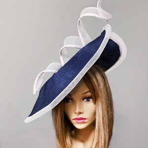 Tracy, sombrero Kentucky Derby, sombrero de verano fascinador parasisal, sombrero de paja, sombrero de millinery para mujer, azul marino y blanco imagen 2