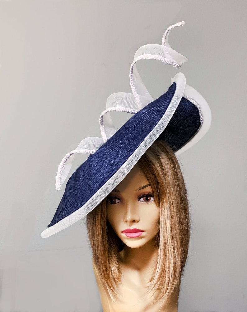 Tracy, sombrero Kentucky Derby, sombrero de verano fascinador parasisal, sombrero de paja, sombrero de millinery para mujer, azul marino y blanco imagen 2