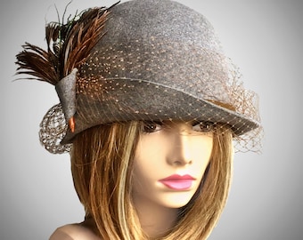 Debra, Cloche de fieltro de piel, sombrero de sombrerería, era de Downton Abbey, brezo gris, adornado con velo francés y plumas