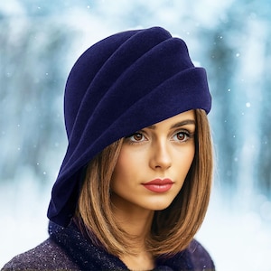 Ava, cloche in feltro di velluto con pieghe laterali drappeggiate, cappello da modista blu navy