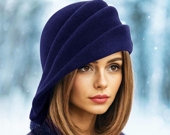 Ava, Velour-Filz-Cloche mit seitlichen Drapieren, Marine Hut
