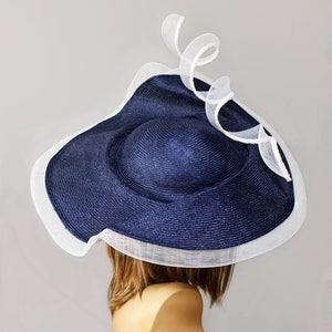 Tracy, sombrero Kentucky Derby, sombrero de verano fascinador parasisal, sombrero de paja, sombrero de millinery para mujer, azul marino y blanco imagen 4