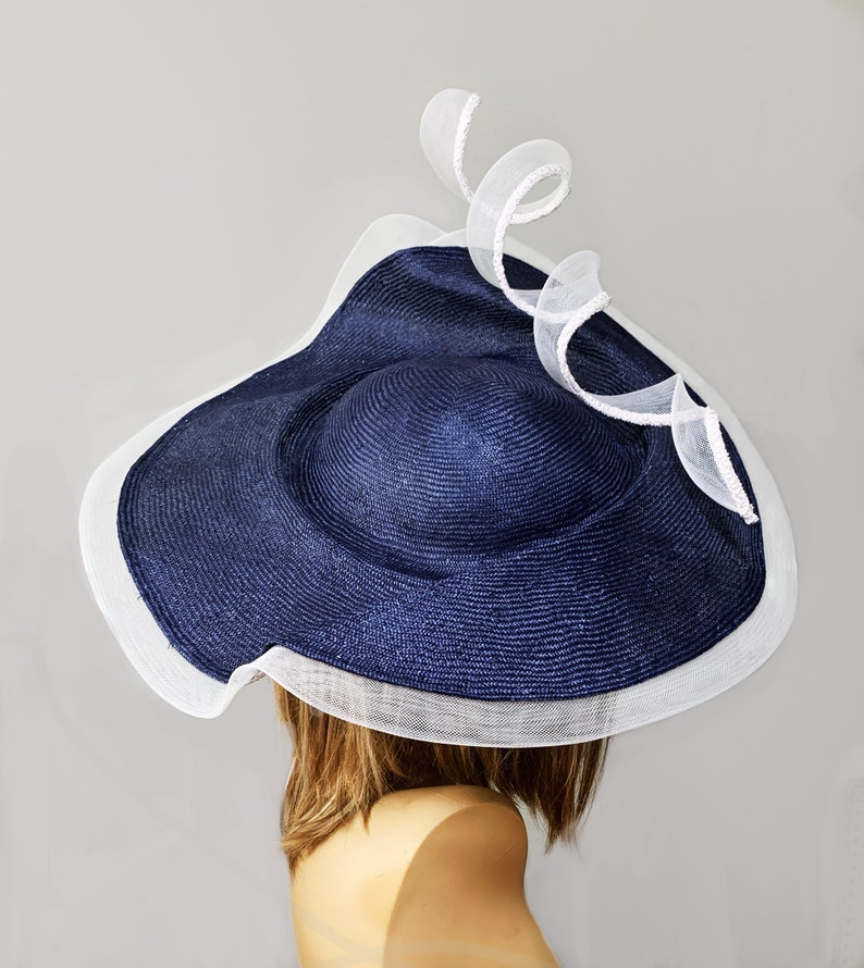 Tracy, sombrero Kentucky Derby, sombrero de verano fascinador parasisal, sombrero de paja, sombrero de millinery para mujer, azul marino y blanco imagen 4